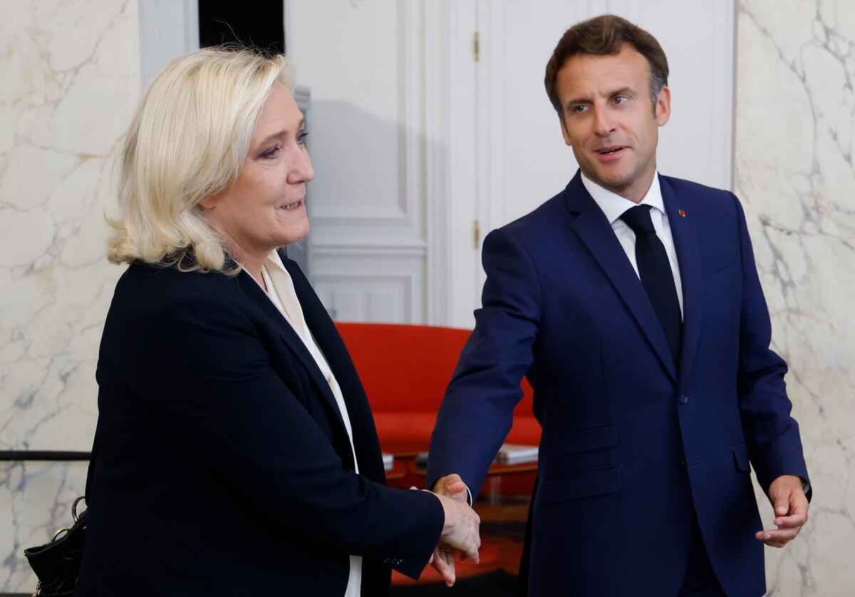 La líder de la ultraderechista Agrupación Nacional (RN) y diputada francesa, Marine Le Pen (izq.), estrecha la mano del presidente francés, Emmanuel Macron (der.), tras reunirse en el Palacio del Elíseo en París, Francia, el 21 de junio de 2022, dos días después de las elecciones legislativas francesas. Foto: EFE/EPA/LUDOVIC MARIN / POOL MAXPPP OUT