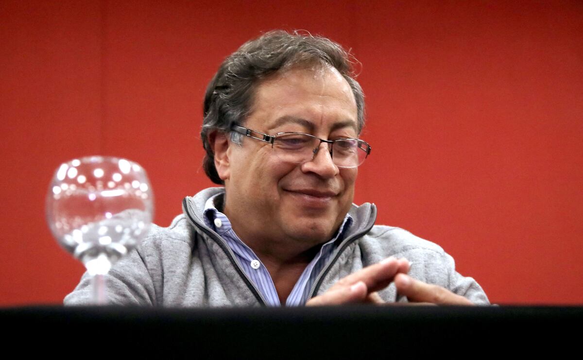 El candidato presidencial colombiano por la Coalición Pacto Histórico, Gustavo Petro, asiste a una reunión con exmiembros de las Fuerzas Militares de Colombia en Bogotá, el 3 de marzo de 2022. - Según encuestas recientes, Petro es el favorito para ganar la carrera presidencial. (Foto por DANIEL MUÑOZ / AFP)