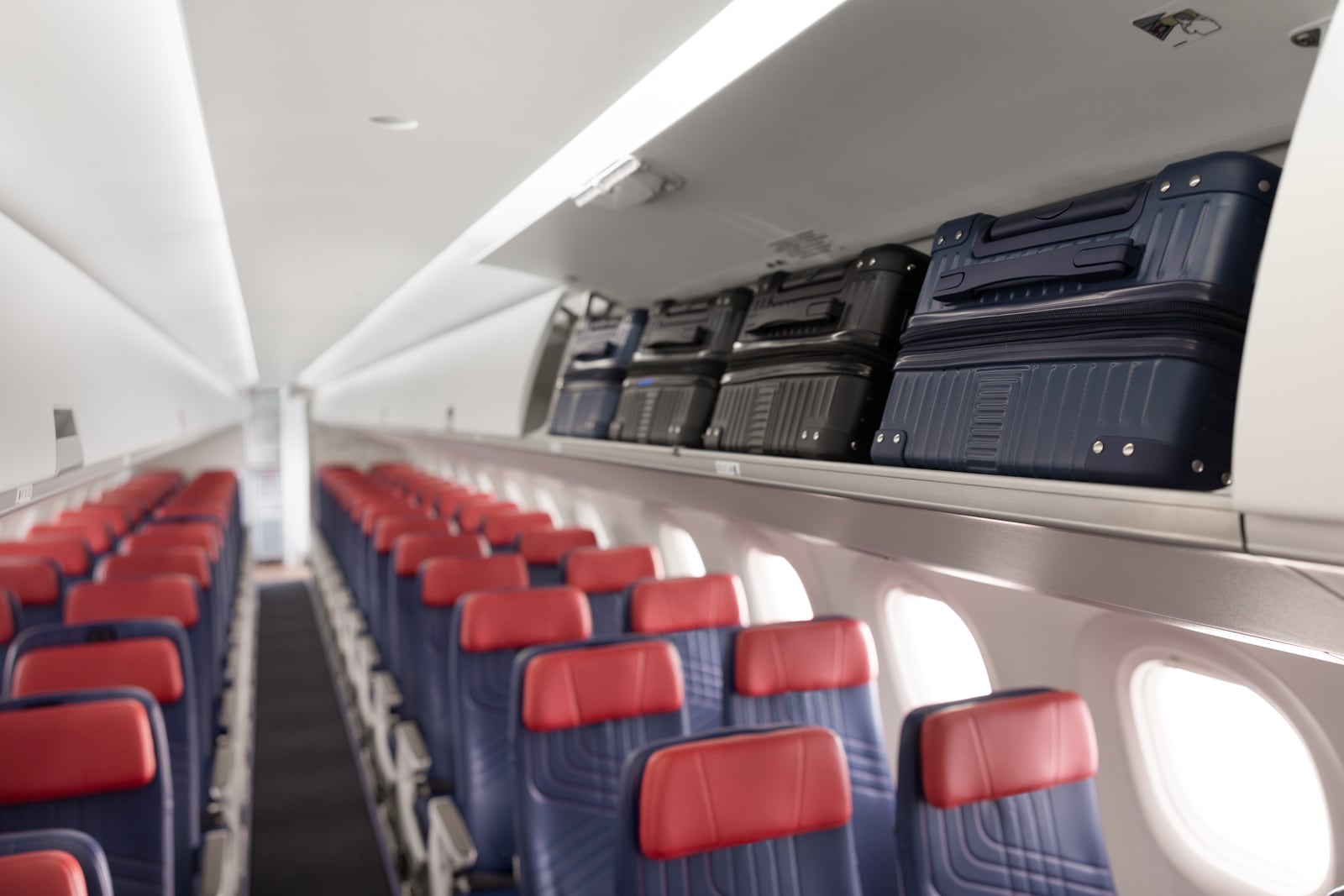 Los nuevos E195-E2 de LATAM tendrán capacidad para 136 pasajeros y una configuración de cabina sin asiento central. Este diseño se elaboró para atender rutas de corta y media distancia, según el fabricante brasileño. Foto: Embraer