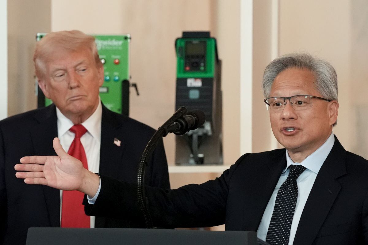 Donald Trump con el director ejecutivo de Nvidia, Jensen Huang, en la Casa Blanca en abril de 2025. Fotógrafo: Ken Cedeno/UPI/Bloomberg