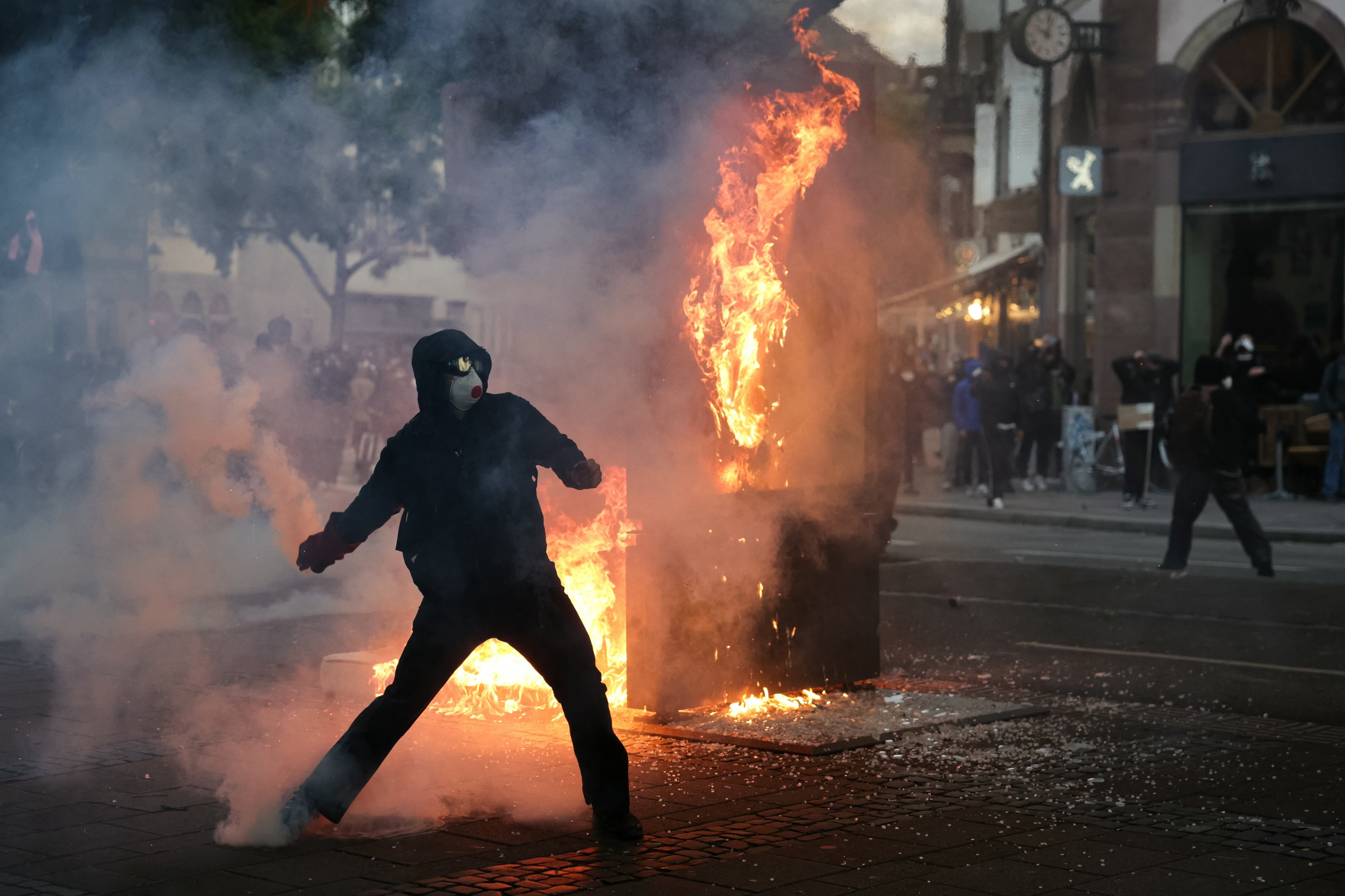 Un manifestante devuelve una granada de gas lacrimógeno durante una protesta en Francia en favor del poder adquisitivo, la protección de los servicios públicos y la justicia fiscal y social, el 24 de octubre de 2026. (Foto de ROMÖ BOETZLE / AFP).