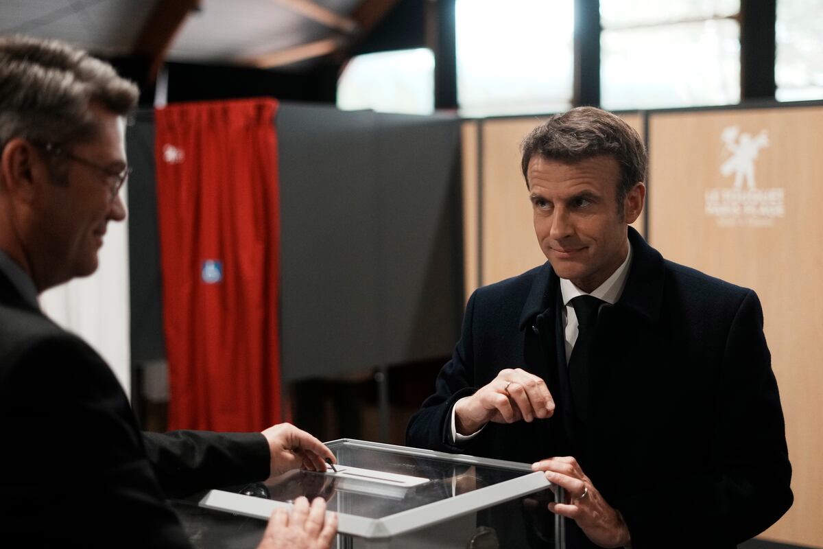 El presidente francés y candidato presidencial centrista a la reelección, Emmanuel Macron, emite su voto para la primera vuelta de las elecciones presidenciales, en Le Touquet, al norte de Francia, el 10 de abril de 2022. (Foto: EFE/EPA/Thibault Camus)