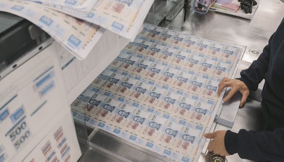 Un trabajador coloca hojas de billetes de 500 pesos mexicanos en una máquina en la imprenta del Banco de México (Banxico) en Ciudad de México, México, el viernes 6 de octubre de 2023. Fotógrafo: Jeoffrey Guillemard/Bloomberg
