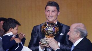 Solo con sostener el Balón de Oro, Cristiano Ronaldo ya obtuvo US$ 9 millones