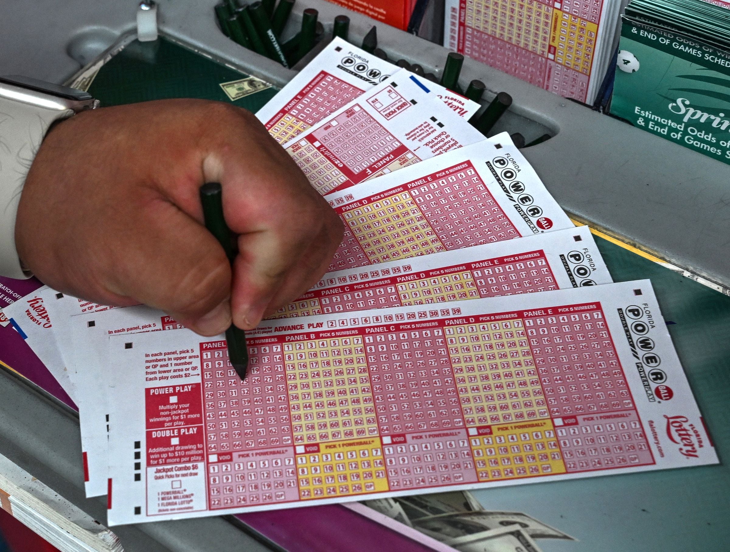 Los plazos límite para la venta de boletos del Powerball varían según la jurisdicción. (Foto: GIORGIO VIERA / AFP)