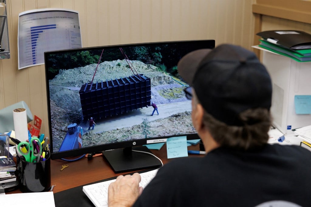 Ron Hubbard observa un video de YouTube sobre la instalación de un refugio antiaéreo Atlas Survival Shelters en Sulphur Springs, Texas, el 7 de marzo de 2026. (Foto de Mark Felix / AFP)