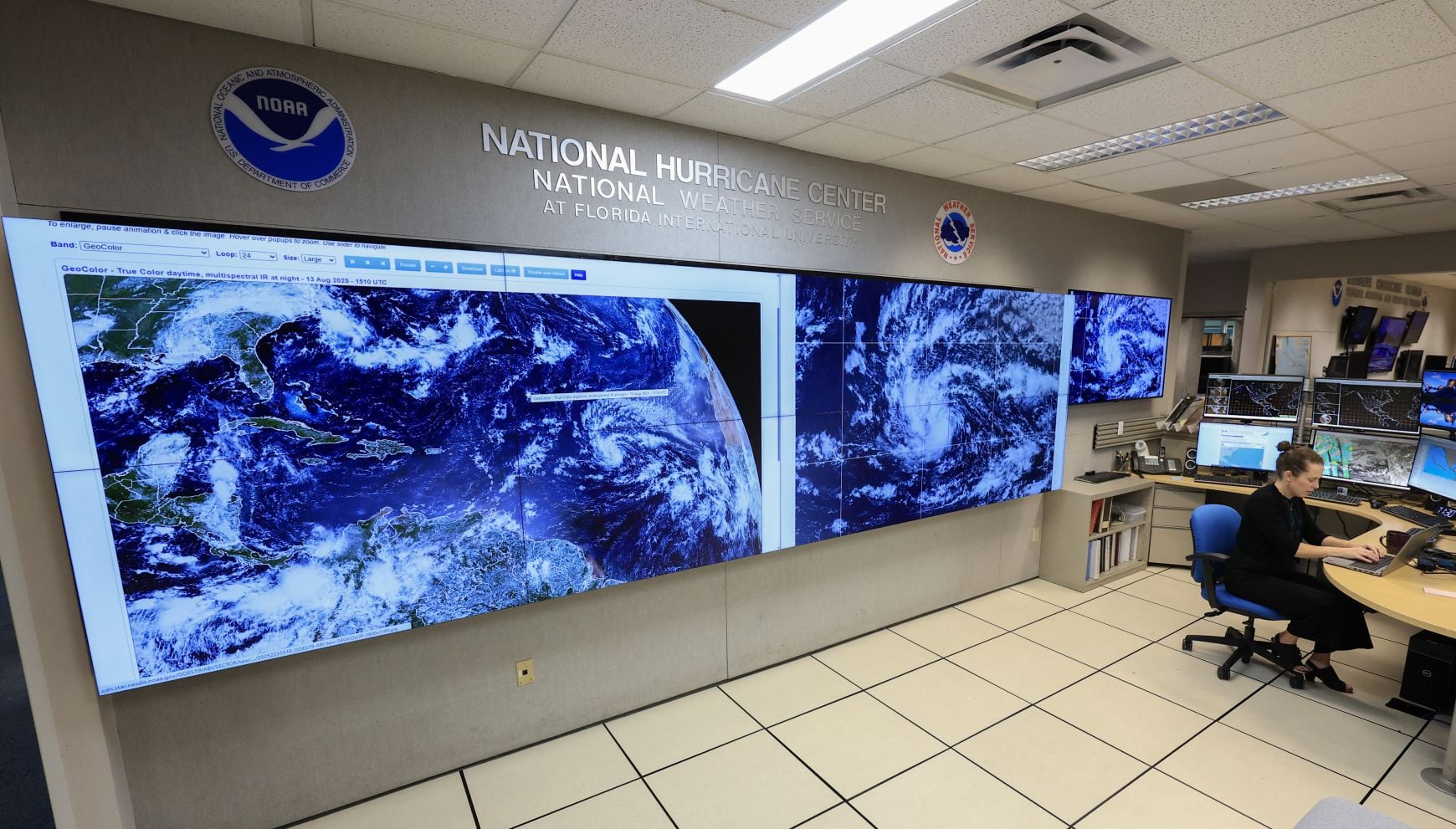 La nueva temporada de huracanes en Estados Unidos pone el foco en Florida, con un calendario definido y un momento claro en el que se intensifican las tormentas tropicales. En la imagen, Lisa Bucci, especialista en huracanes, trabaja cerca de pantallas que muestran la tormenta tropical Erin mientras continúan monitoreando su trayectoria el 13 de agosto de 2025 en el Centro Nacional de Huracanes en Miami, Florida (Foto: Joe Raedle/Getty Images/AFP)
