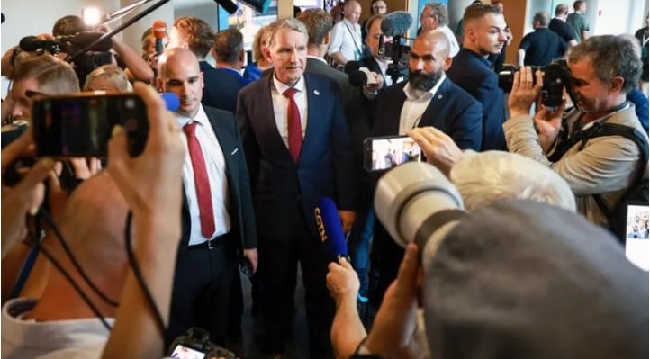 El líder de la ultraderechista Alternativa por Alemania (AfD) en Turingia, Björn Höcke, habla con periodistas en el parlamento regional ‘Landtag’ de Turingia en Erfurt, Alemania. EFE/EPA/CLEMENS BILAN