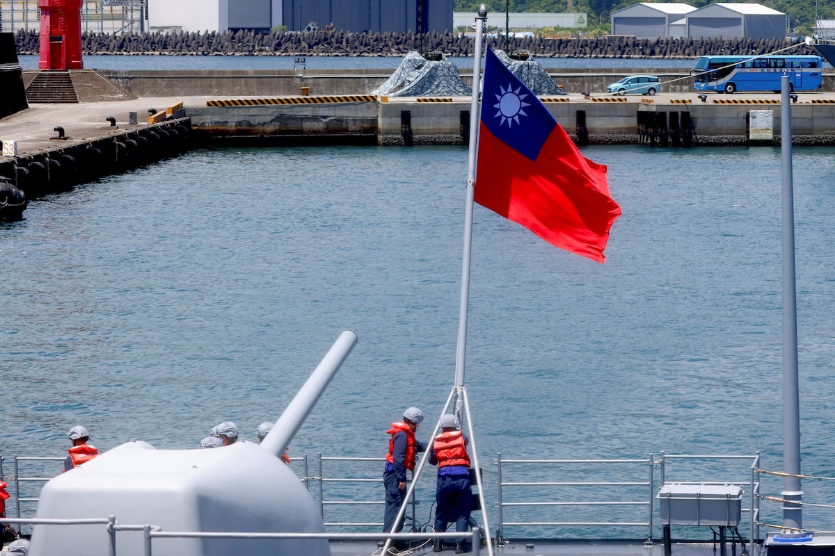 La bandera taiwanesa flamea en el puerto de Yilan, Taiwán. REUTERS/Ann Wang