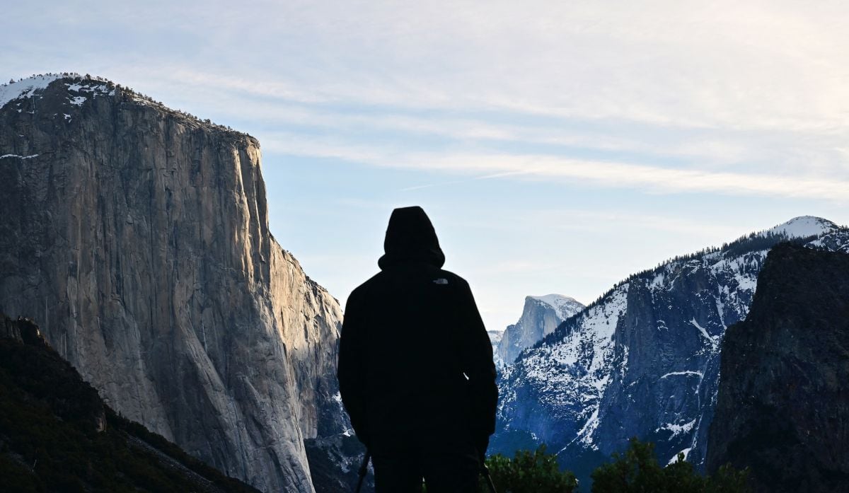 La vista de los famosos monumentos del Parque Nacional Yosemite, El Capitán (izq.) y Half Dome (der.), vista desde Tunnel View el 16 de febrero de 2023 (Foto: Frederic J. Brown / AFP)