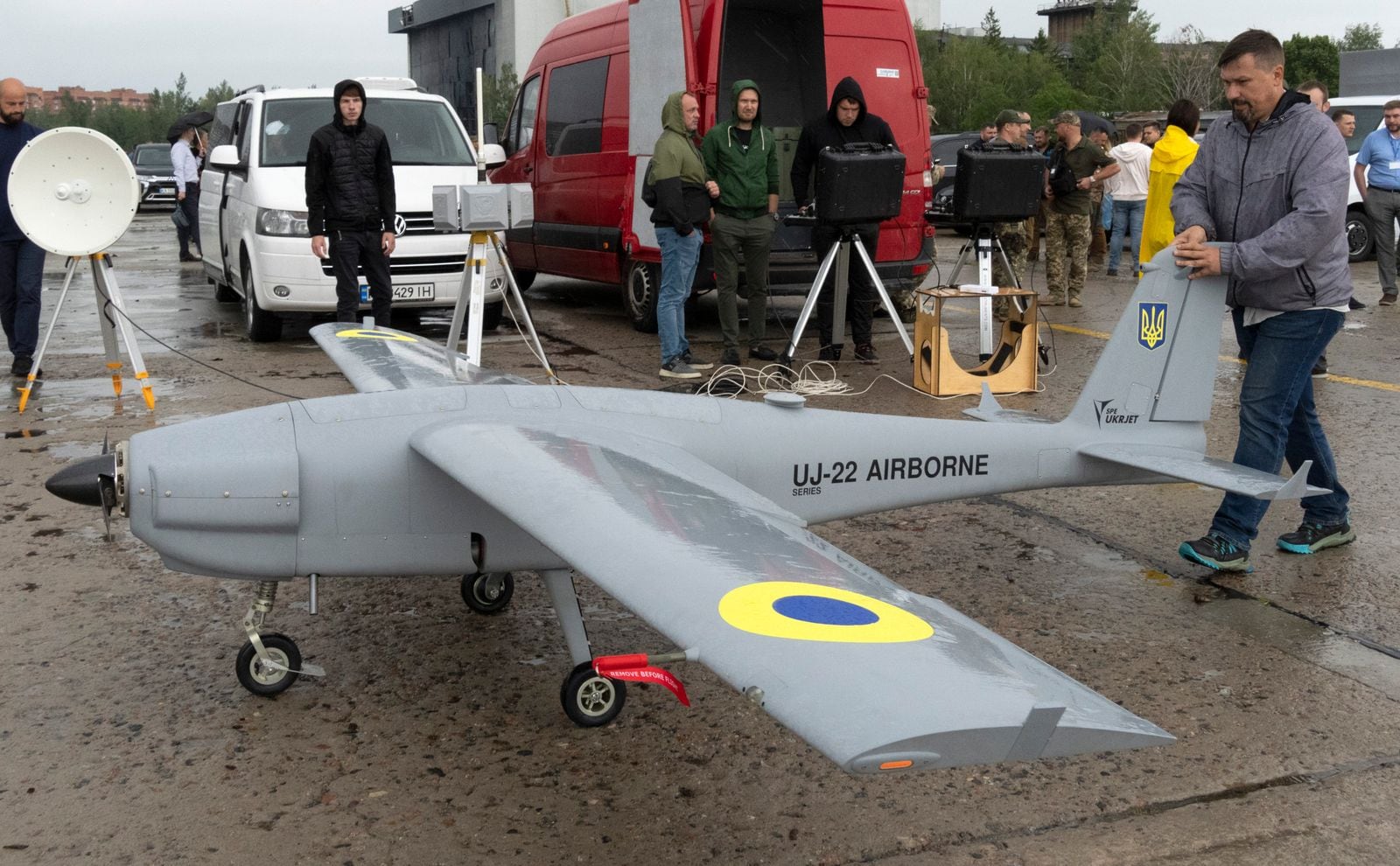Un hombre se prepara para lanzar un dron UJ-22 Airborne fabricado en Ucrania, el 2 de agosto de 2022. (Foto AP/Efrem Lukatsky).