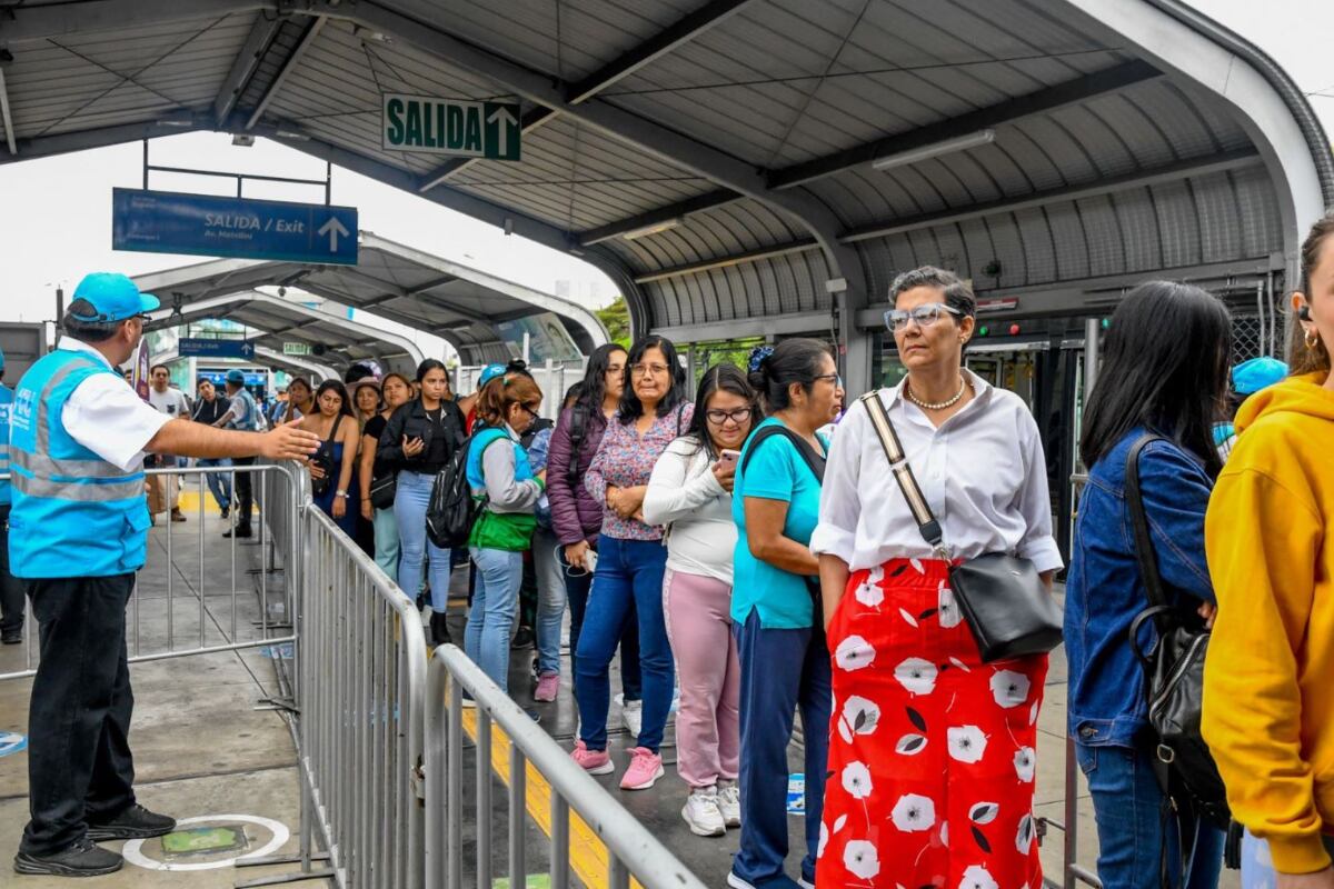 Las empresas concesionarias encargadas de la operación de los buses del Metropolitano anunciaron hoy que podrían suspender totalmente el servicio a partir de agosto si las mesas de trabajo convocadas por la ATU no brindan una solución al desequilibrio financiero. Foto: Andina
