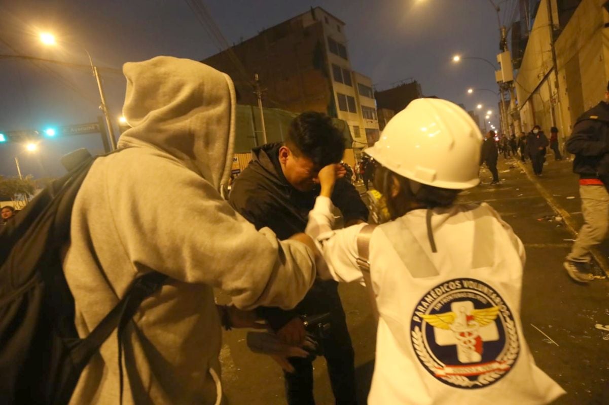 Civiles heridos durante manifestaciones del 15 de octubre tras enfrentamientos con la Policía. Foto: Diana Marcelo/ @photo.gec