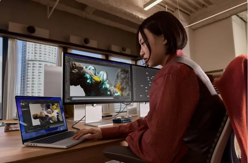MacBook Pro junto a los monitores Studio Display y Studio Display XDR de Apple. Foto: EFE/ Apple