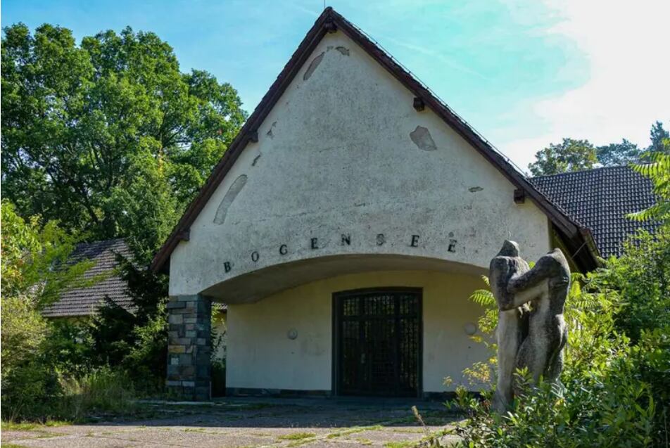 Frontis de la villa.