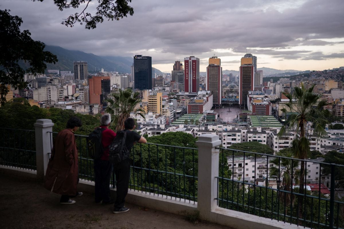 Personas observan edificios en el horizonte de Caracas, Venezuela, el sábado 29 de noviembre de 2025. Fotógrafo: Bloomberg