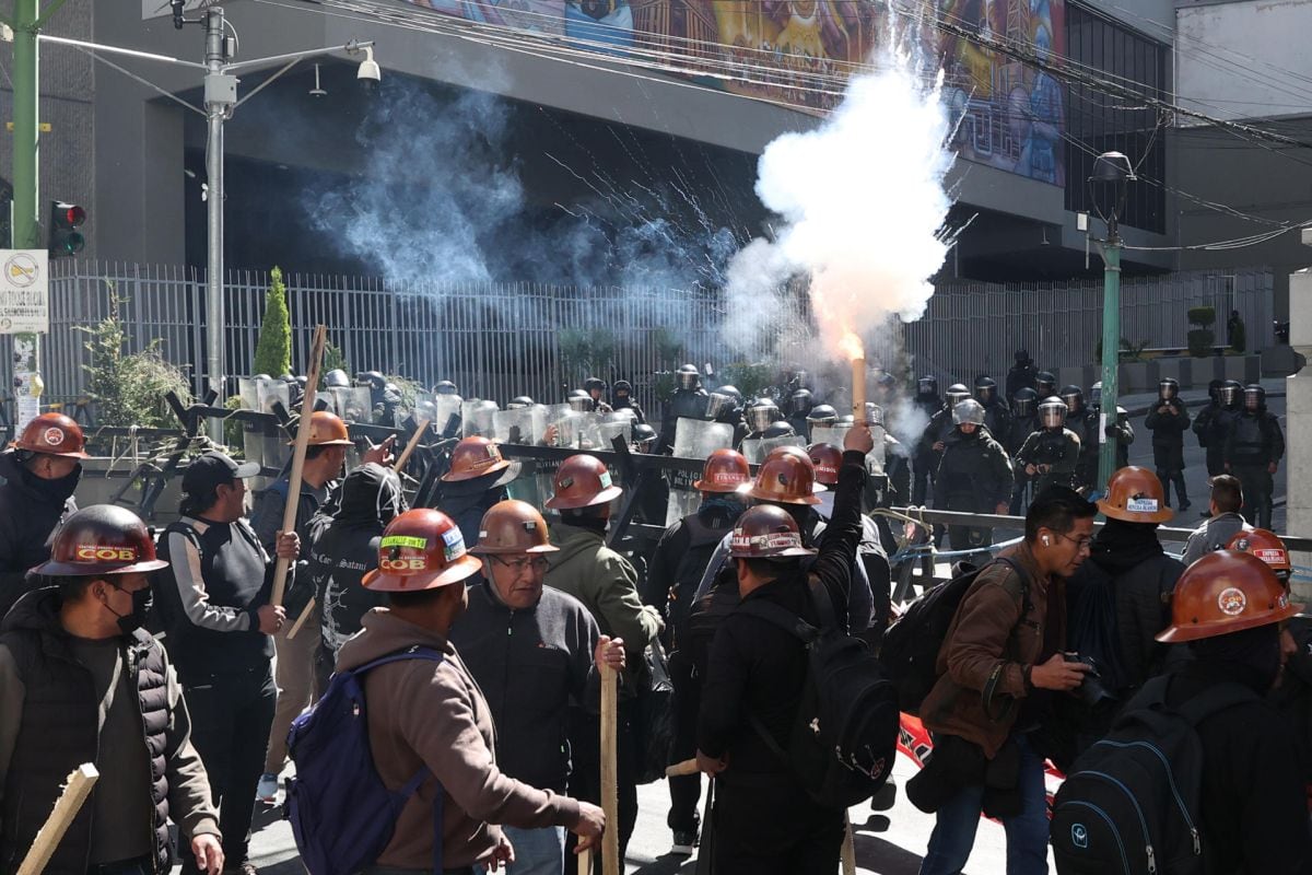 Manifestantes se enfrentan con la policía en una jornada de protestas este lunes, en La Paz (Bolivia). Foto: EFE/ Luis Gandarillas