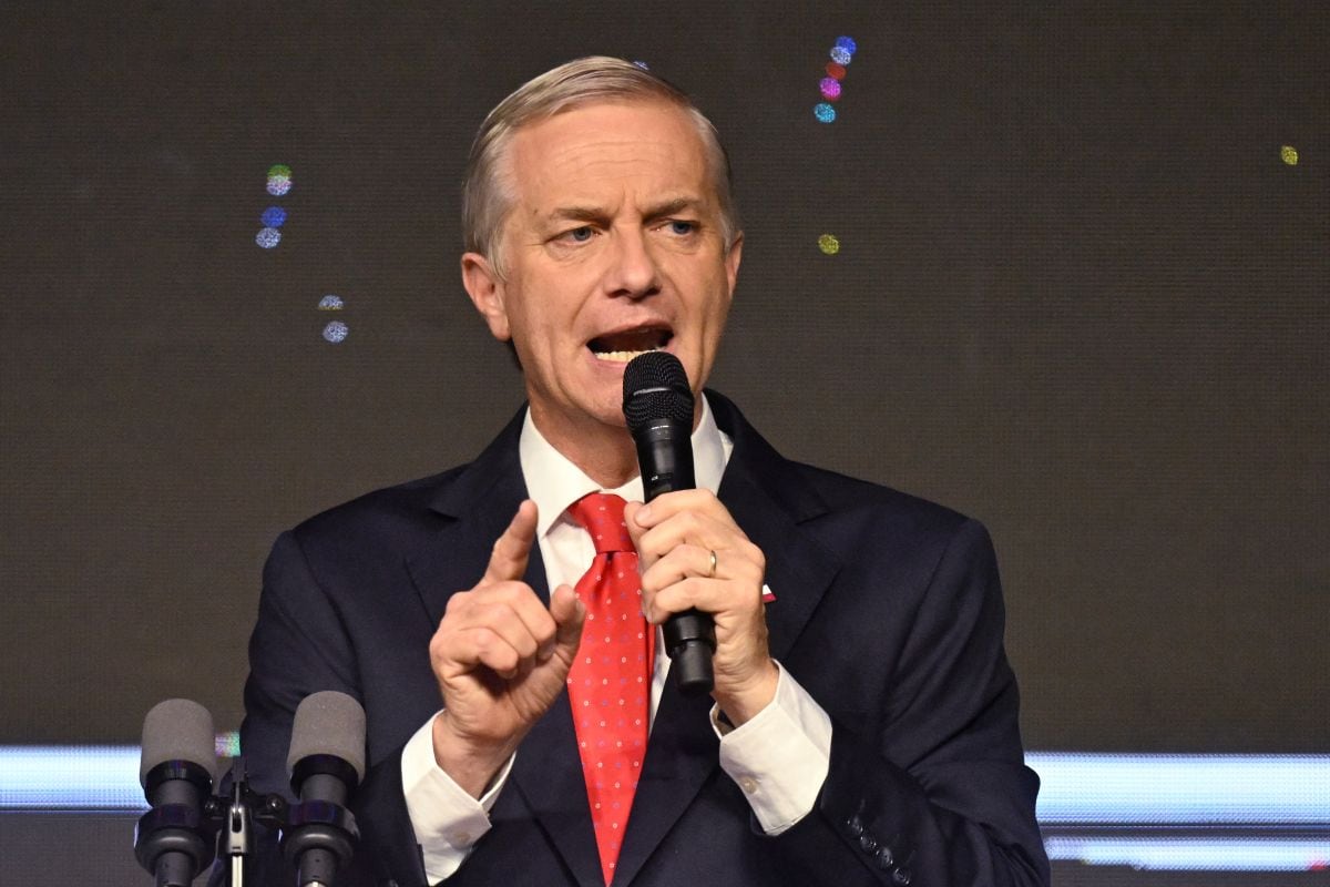 El candidato presidencial chileno José Antonio Kast, del Partido Republicano, pronuncia un discurso tras los primeros resultados de las encuestas a pie de urna de las elecciones generales celebradas en Santiago el 16 de noviembre de 2025. Foto: Marvin RECINOS / AFP