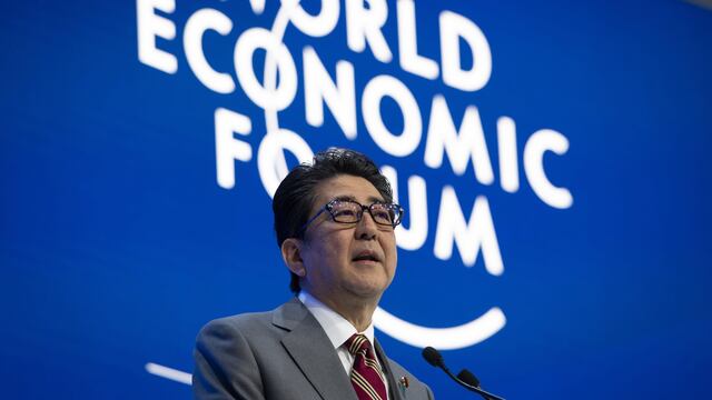 Davos: China, Brexit y disputas comerciales amenazan la economía mundial, según Japón
