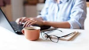 Por ejemplo, si un colaborador percibe un salario mensual de S/ 1,200 (es decir, S/40 diarios) y trabaja los días feriados del 28 y 29 de marzo, sin recibir descanso sustitutorio, le correspondería lo siguiente:
S/ 40.00 por el trabajo realizado el 28 de marzo. S/40.00 por el trabajo realizado 29 de marzo