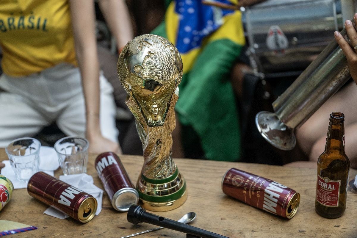 Una réplica del trofeo reposa sobre una mesa mientras un grupo de aficionados ve el partido del Grupo C de la Copa Mundial de la FIFA 2026 entre Brasil y Marruecos en el restaurante Beco en el distrito de Brooklyn, Nueva York, EE.UU., el sábado 13 de junio de 2026. Fotógrafo: Victor J. Blue/Bloomberg