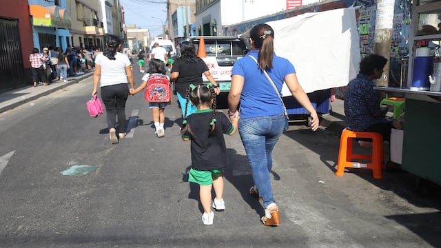 Profesores y padres de familia tendrán libre tránsito en provincias en cuarentena