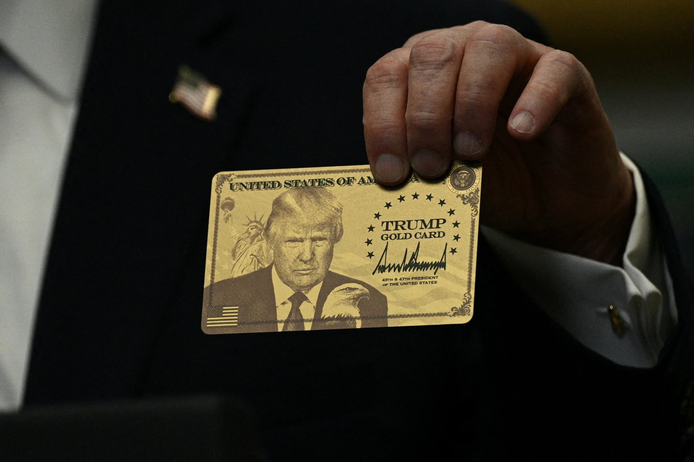 Pese a las nuevas categorías confirmadas, aún se desconoce los costos y los requisitos para realizar el trámite de la Gold Card. (Crédito: BRENDAN SMIALOWSKI / AFP)