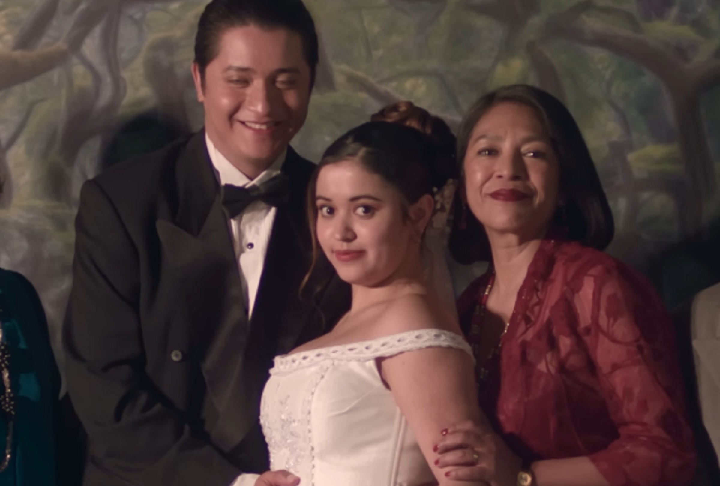 Ana Celeste interpreta a Alejandra en la escena de su boda en la película documental "Un hijo propio", dirigida por Maite Alberdi (Foto: Netflix)