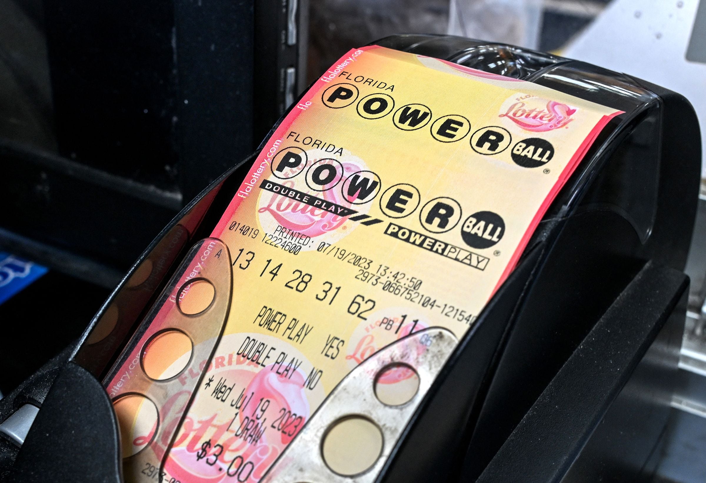 Los plazos límite para la venta de boletos del Powerball varían según la jurisdicción. (Foto: Giorgio VIERA / AFP)