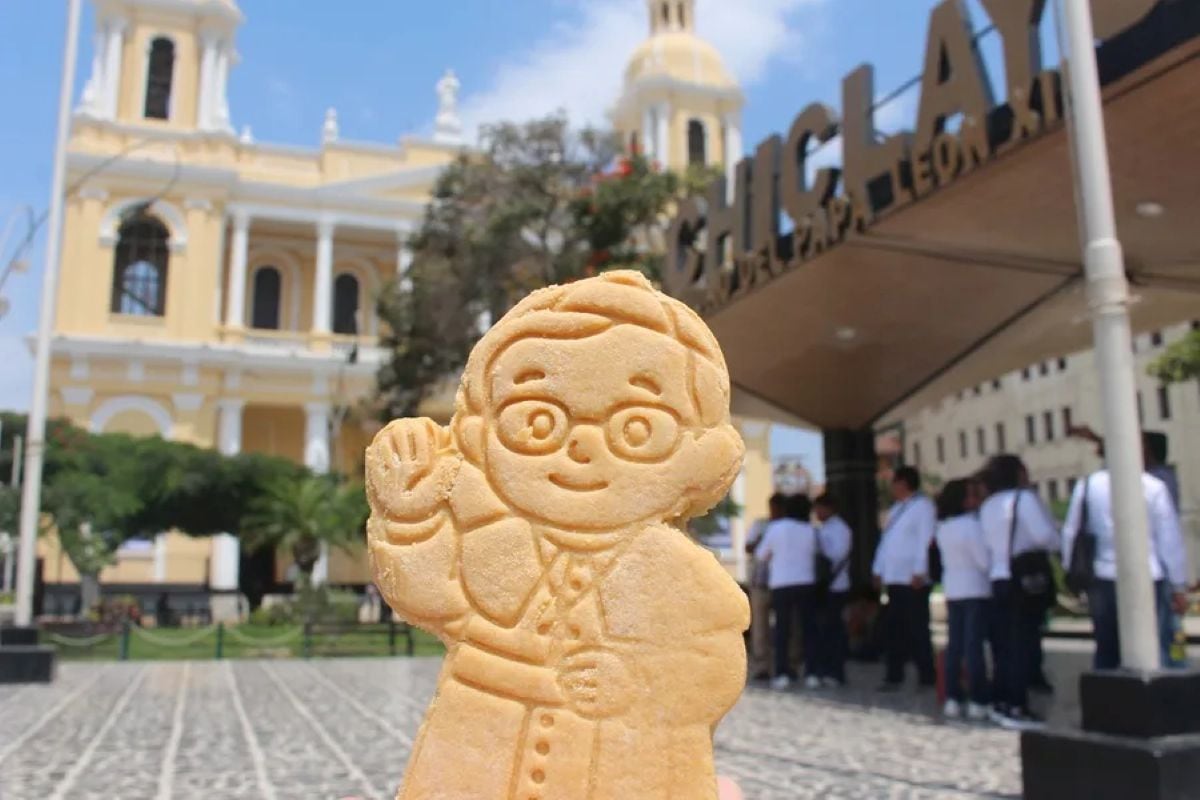 Comercios de Chiclayo ofrecen recuerdos y alimentos alusivos a León XIV, a la espera de su visita a Perú prevista para noviembre. Foto: EFE.