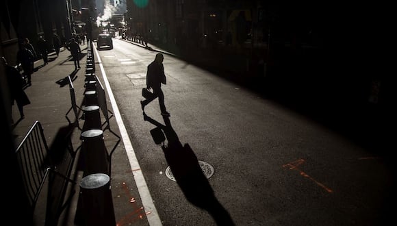 Peatones caminan por Wall Street cerca de la Bolsa de Valores de Nueva York (NYSE) en Nueva York, EE. UU., el miércoles 9 de noviembre de 2022. Fotógrafo: Michael Nagle/Bloomberg