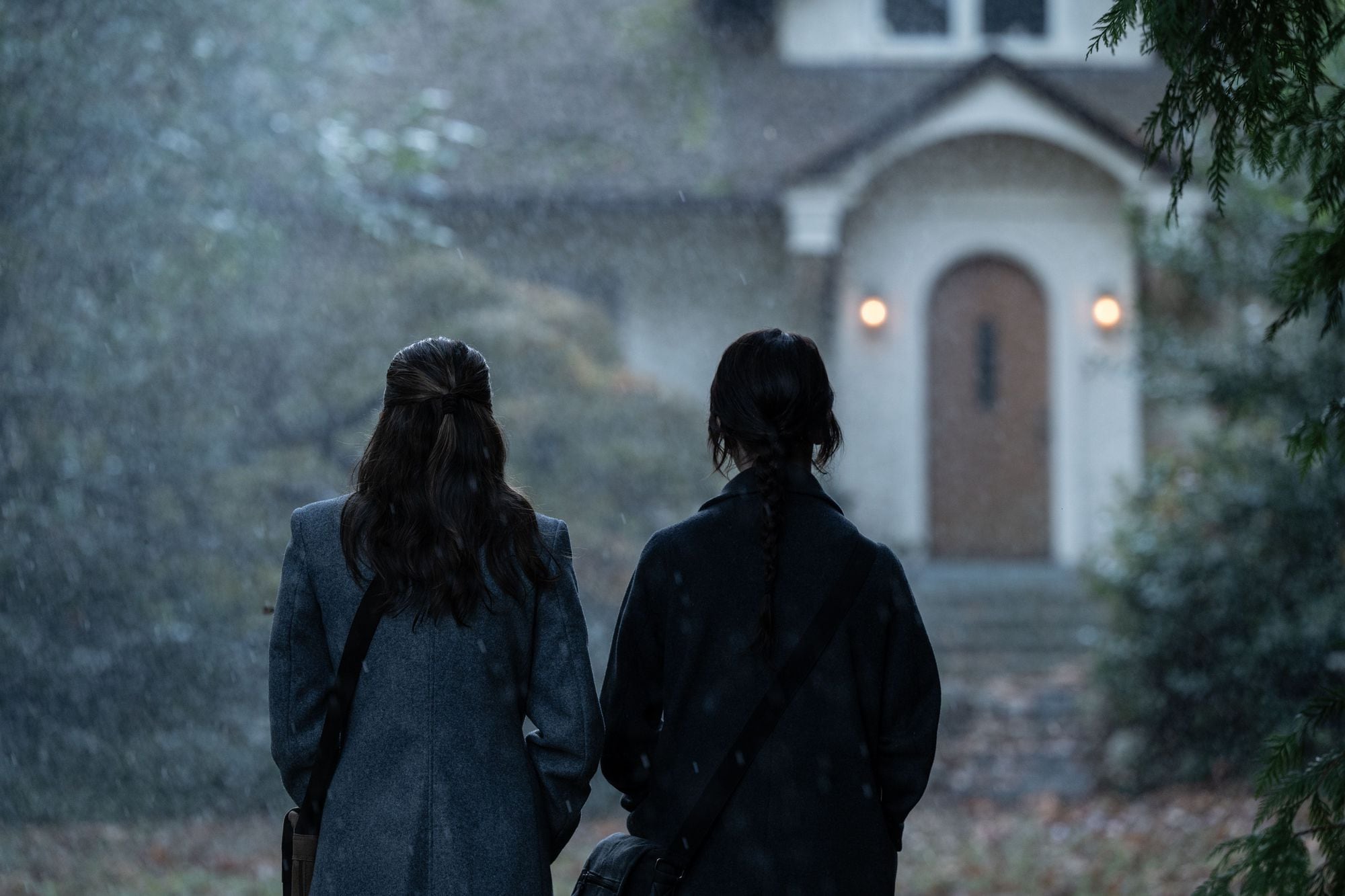 En la película "Heretic", dos jóvenes religiosas intentan convertir a un hombre muy misterioso (Foto: A24)