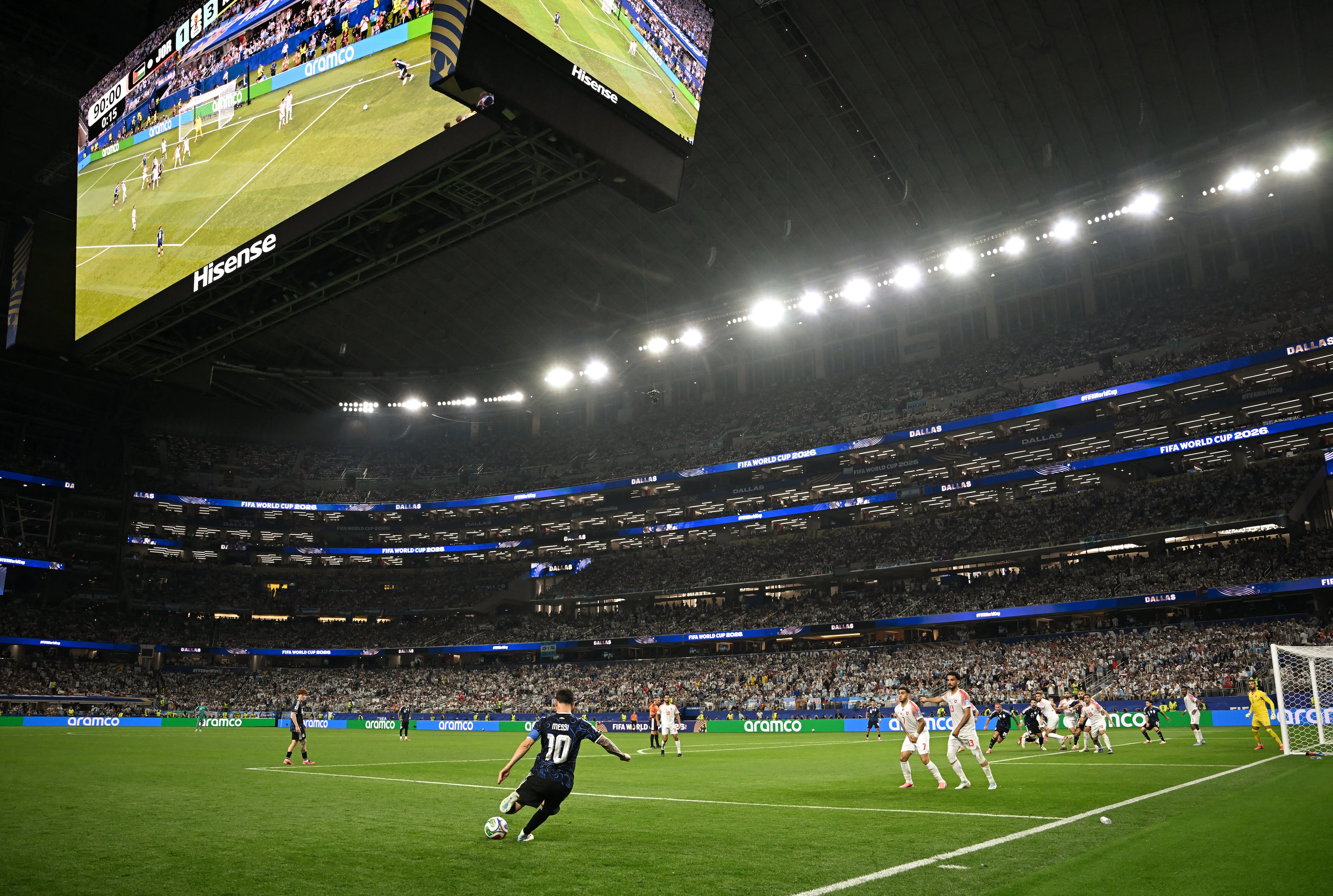 El delantero argentino Lionel Messi, número 10, patea el balón durante el partido de fútbol del Grupo J del Mundial 2026 entre Jordania y Argentina en el Estadio Dallas de Arlington el 27 de junio de 2026. (Foto de Paul ELLIS / AFP)