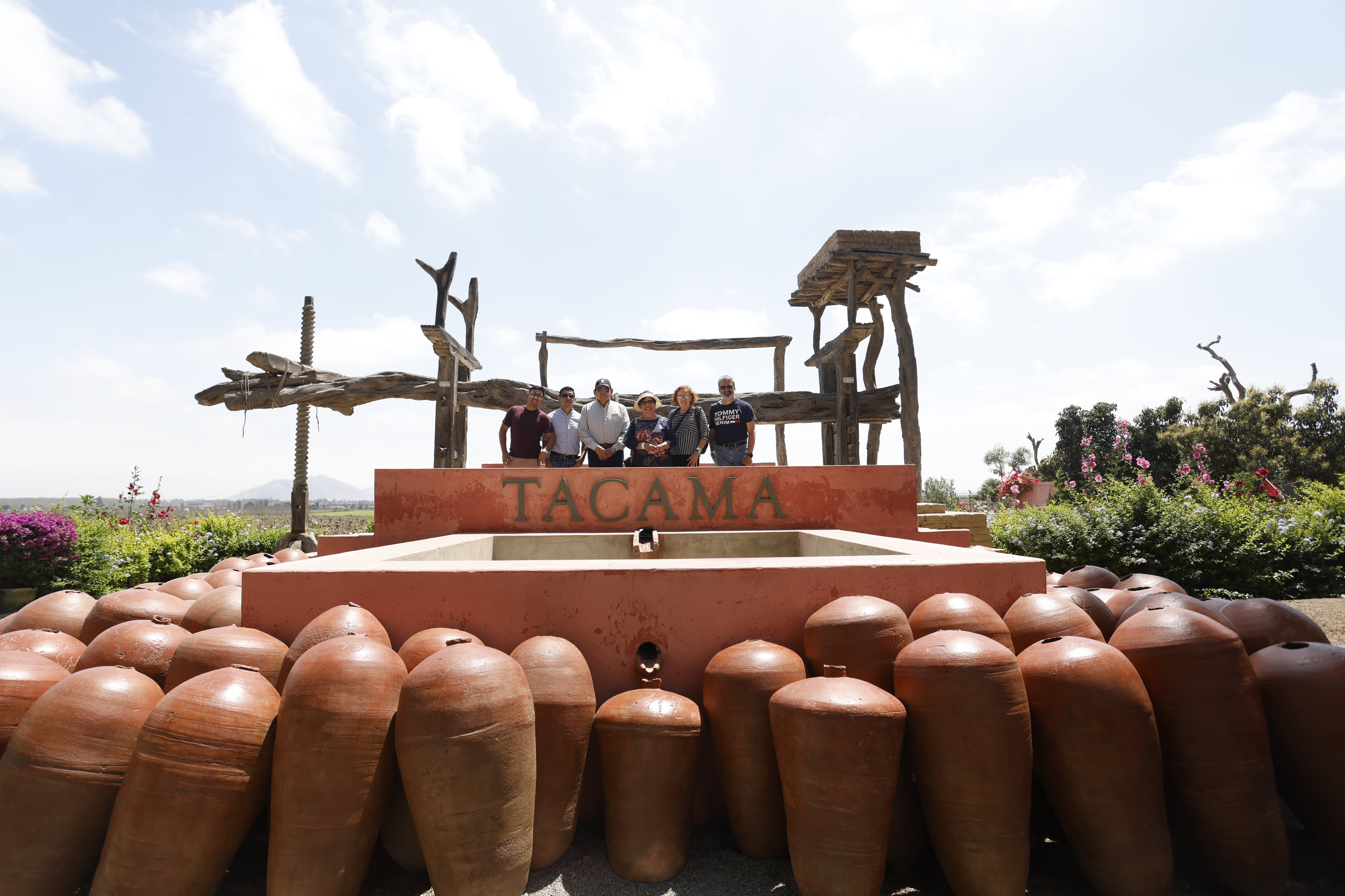 Tacama, considerada la primera viña del Perú, ha construido su identidad en torno a los blends. Uno de sus hitos ha sido el Blanco de Blancos, un vino que, en su momento, sorprendió por la mezcla que lo componía.
© Karen Zarate / Icónica