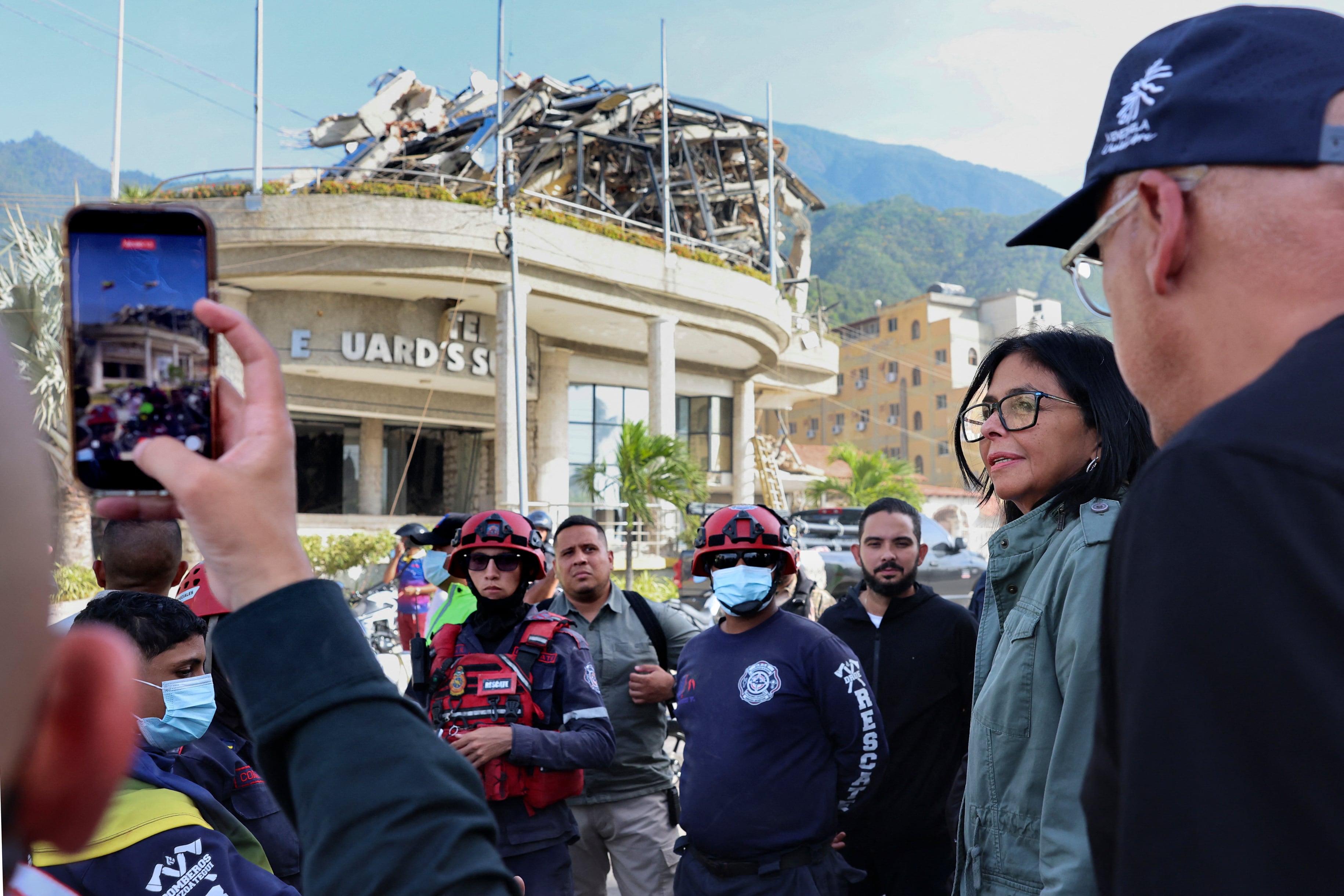 La presidenta interina de Venezuela, Delcy Rodríguez, visita la zona gravemente afectada por los terremotos en La Guaira, el 25 de junio de 2026. (Fotografía distribuida por la Presidencia de Venezuela / AFP).