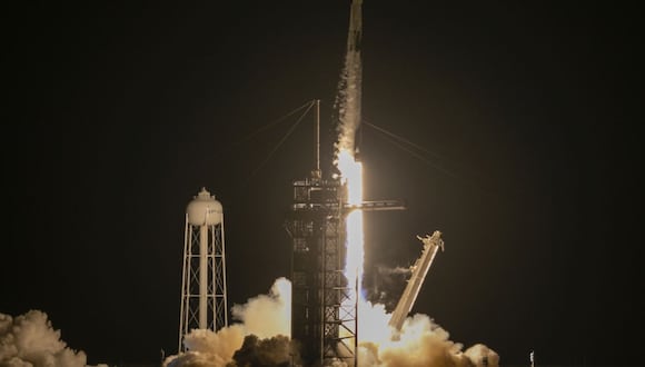 Un cohete SpaceX Falcon 9 y una nave espacial Dragon, que transporta astronautas no profesionales, se lanzan desde la plataforma de lanzamiento 39A del Centro Espacial Kennedy de la NASA durante la misión Inspiration4 en Merritt Island, Florida, EE.UU., el miércoles 15 de septiembre de 2021. Fotógrafo: Eva Marie Uzcátegui/Bloomberg