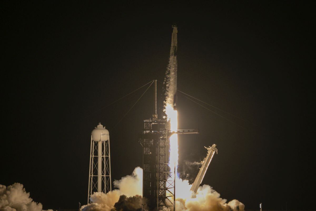 Un cohete SpaceX Falcon 9 y una nave espacial Dragon, que transporta astronautas no profesionales, se lanzan desde la plataforma de lanzamiento 39A del Centro Espacial Kennedy de la NASA durante la misión Inspiration4 en Merritt Island, Florida, EE.UU., el miércoles 15 de septiembre de 2021. Fotógrafo: Eva Marie Uzcátegui/Bloomberg
