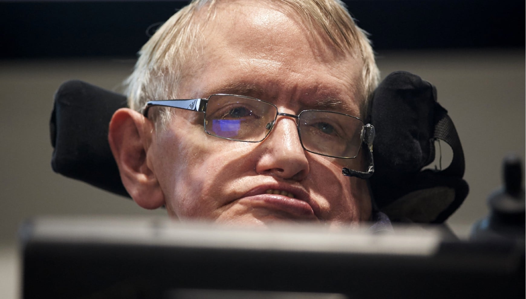 La cita del día de Stephen Hawking invita a reflexionar sobre el enojo y las quejas constantes. | Crédito: NIKLAS HALLE'N / AFP