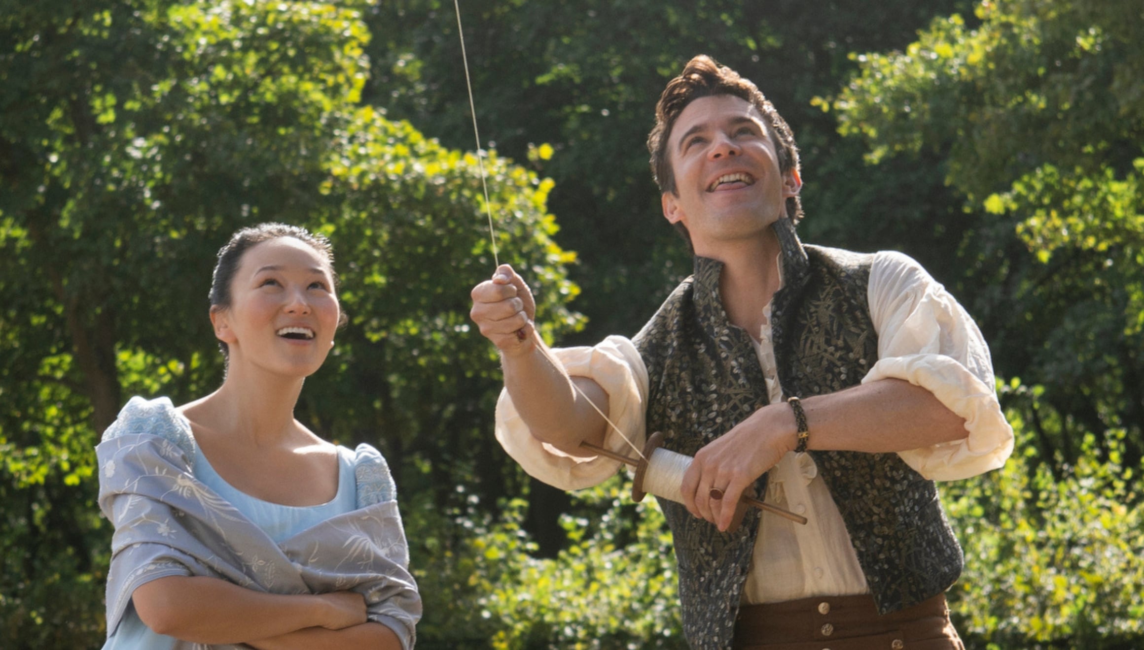 Yerin Ha como Sophie y Luke Thompson como Benedict en una escena de la temporada 4 de la serie "Bridgerton" (Foto: Netflix)