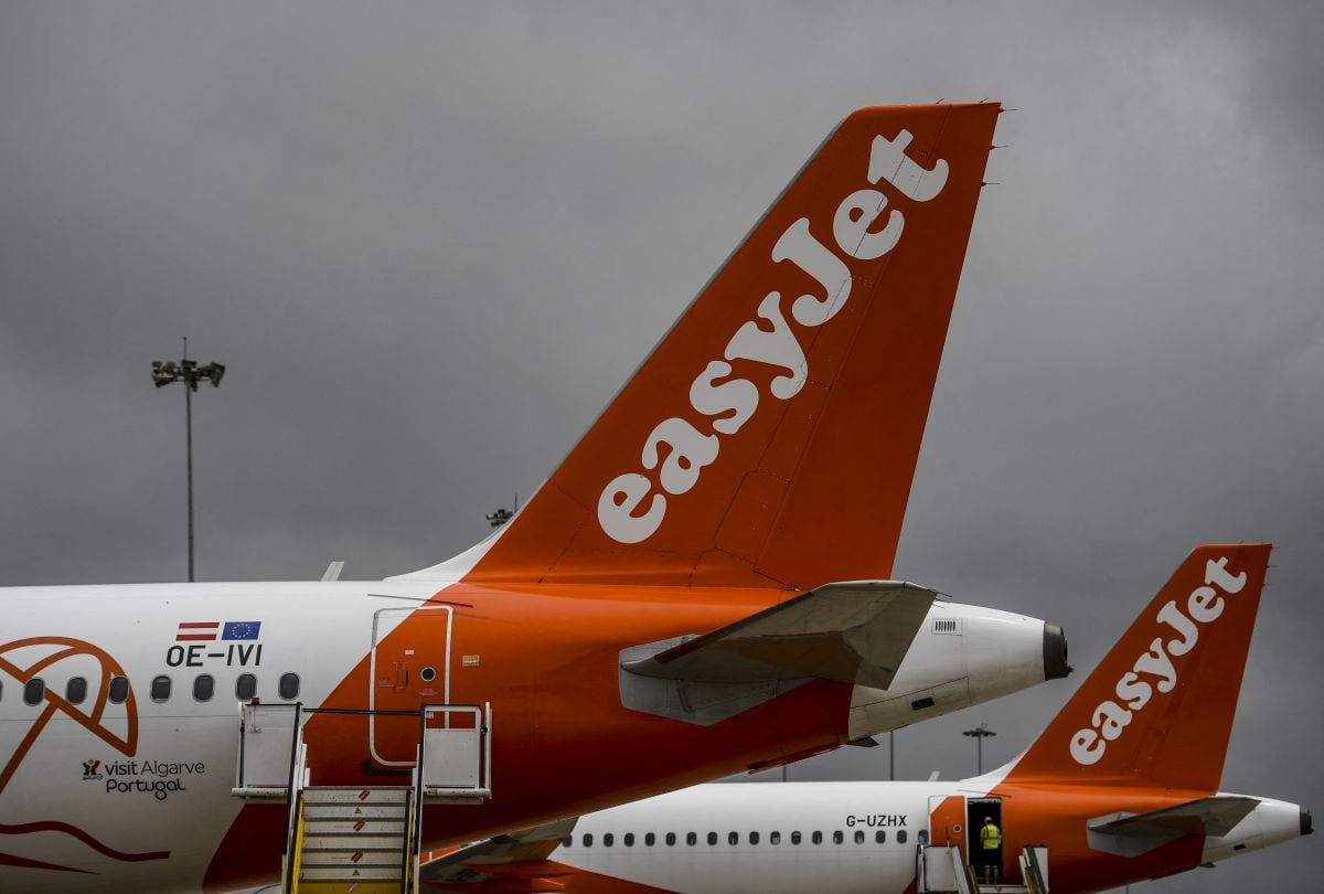 Los aviones de EasyJet se muestran en el aeropuerto de Faro, en Algarve, al sur de Portugal, el 15 de junio de 2021 (Foto: Patricia de Melo Moreira / AFP)