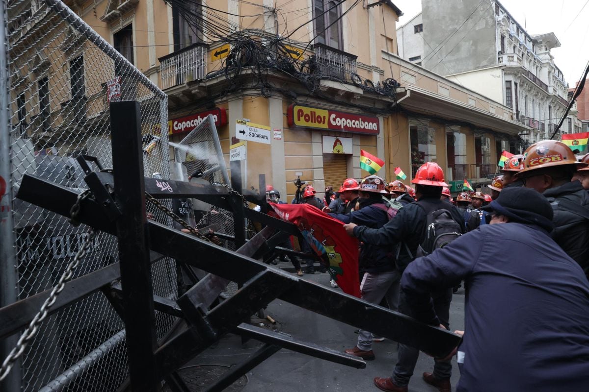 Integrantes de la Central Obrera Boliviana (COB), se enfrentan con policías durante una protesta este martes, en La Paz (Bolivia). Foto: EFE/ Luis Gandarillas