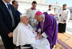 El papa Francisco reaparece en la plaza vaticana tras periodo de reposo