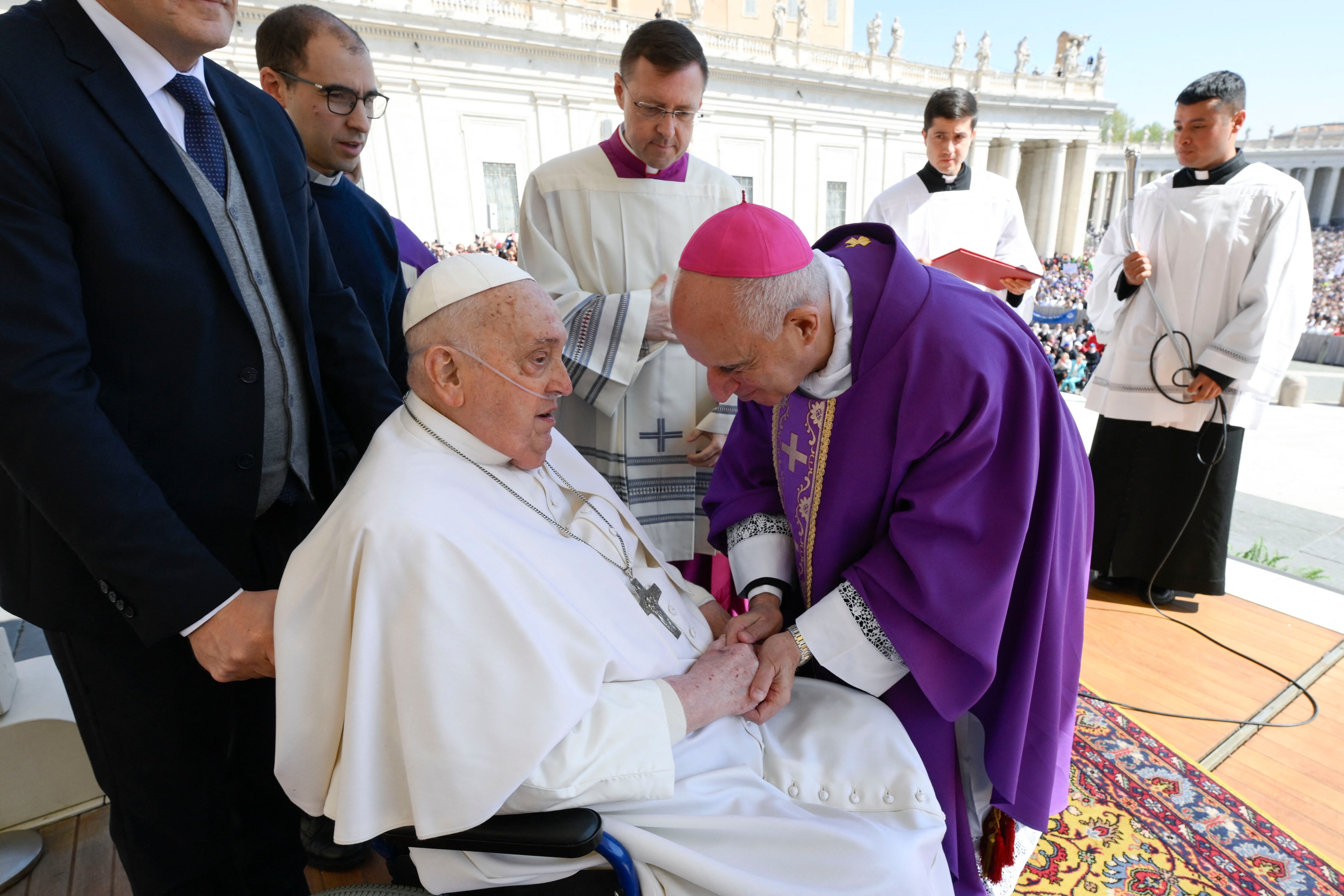 Francisco comparte su experiencia de enfermedad en mensaje a los fieles . (Photo by Handout / VATICAN MEDIA / AFP).