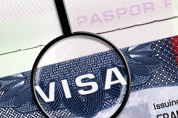 Los solicitantes tendrán que ser más cuidadosos y acatar las normas migratorios del país para evitar la revocación de este documento. (Crédito: iStock)