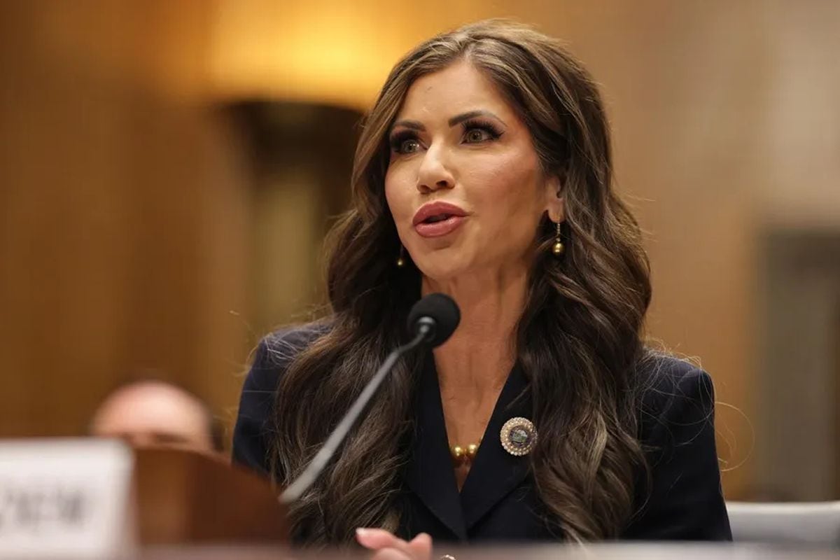 La secretaria de Seguridad Nacional, Kristi Noem, fue la encargada de anunciar esta nueva medida. (Crédito: EFE/EPA/Allison Dinner)