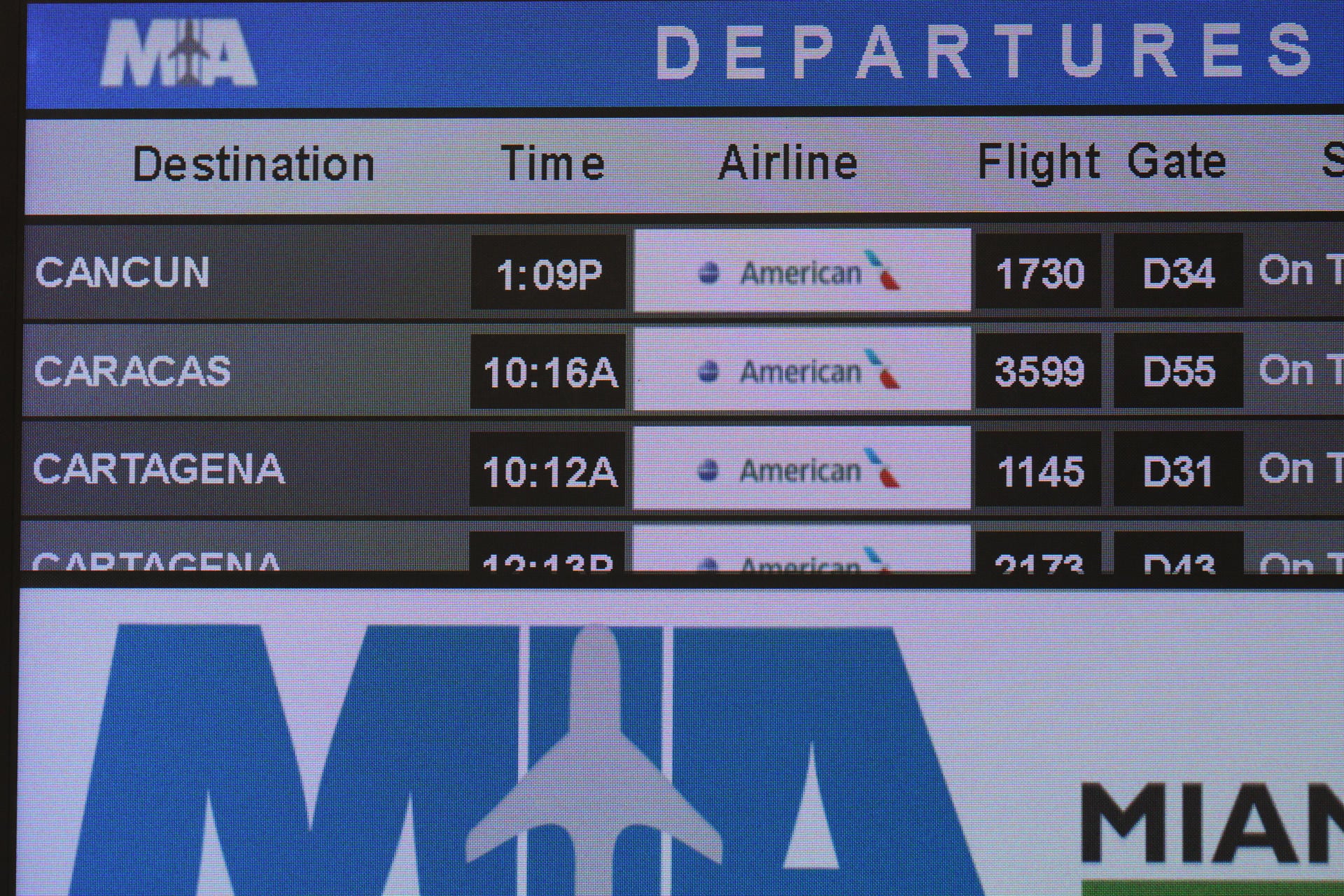 Fotografía que muestra un panel electrónico anunciando el vuelo con destino a Caracas este jueves, en el aeropuerto Internacional de Miami, en Florida. (EFE/Alberto Boal).