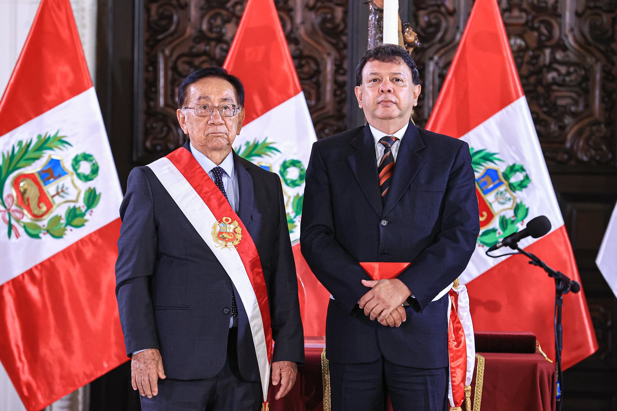 El presidente de la República, José María Balcázar, tomó juramento a Juan Carlos Velasco Guerrero como nuevo ministro de Salud | Foto: Presidencia