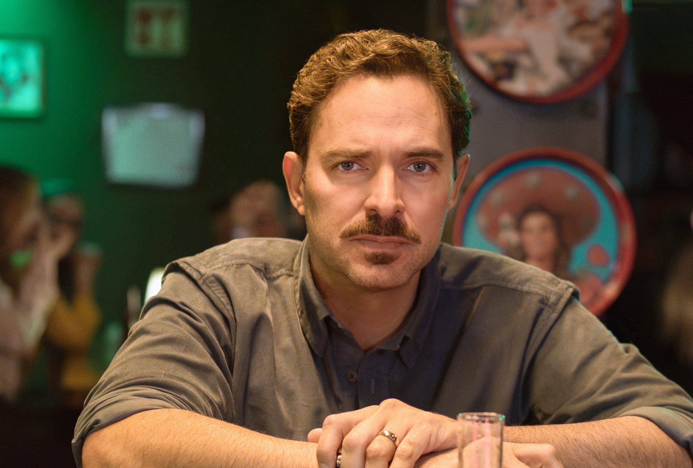 Manolo Cardona se encarga de interpretar a Ricardo,el esposo de Maca y padre de Julieta, en la serie mexicana "El otro padre" (Foto: Netflix)