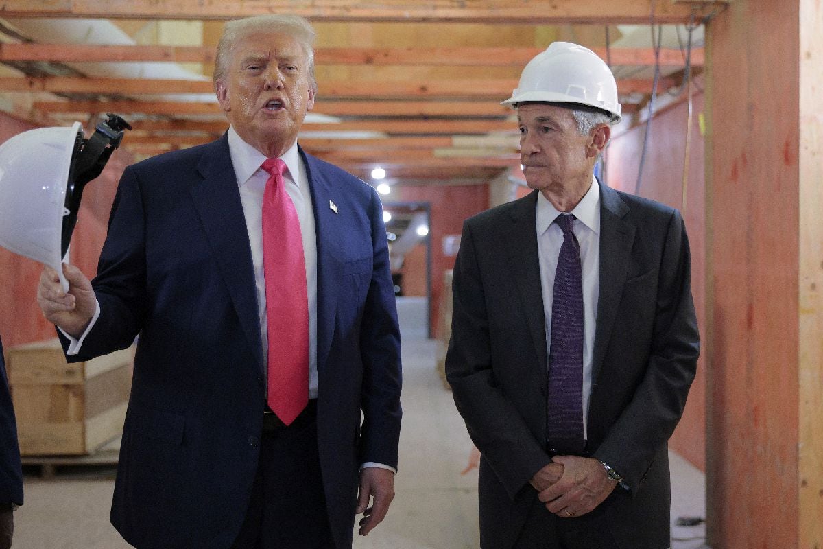 El presidente de Estados Unidos, Donald Trump, y el presidente de la Reserva Federal, Jerome Powell, recorren el proyecto de renovación de la sede de la Reserva Federal, valorado en US$ 2,500 millones, el 24 de julio de 2025 en Washington. Fotógrafo: Chip Somodevilla/Getty Images