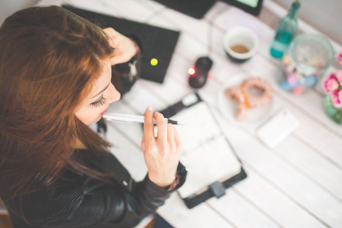 La industria de la moda amplía su búsqueda de talento hacia perfiles híbridos que combinan creatividad, estrategia comercial y herramientas digitales. Foto: Pixabay.